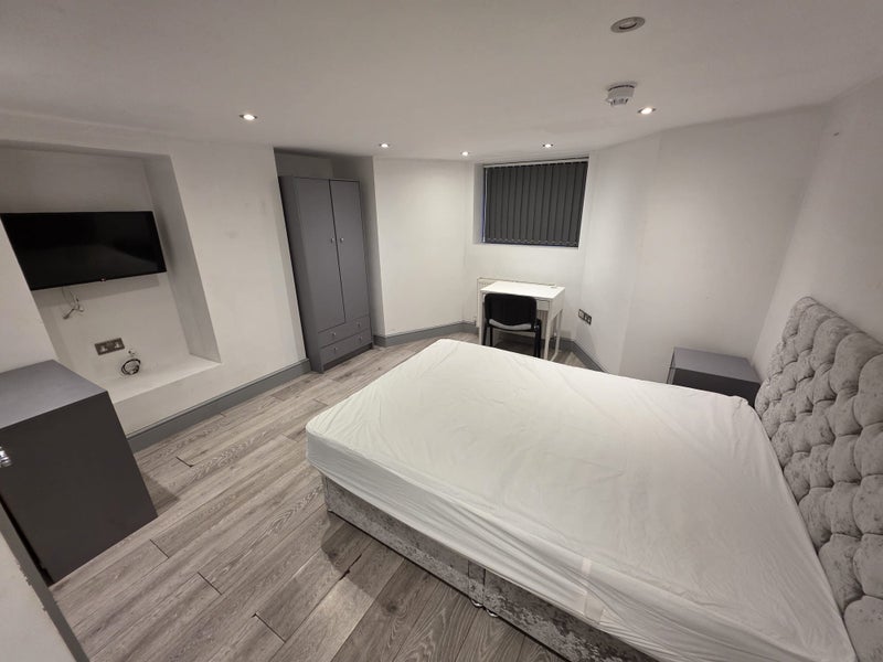 Flat Kirkstall Lane in Leeds