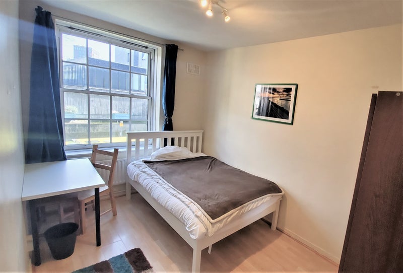 Room Greenham Close in Greater London