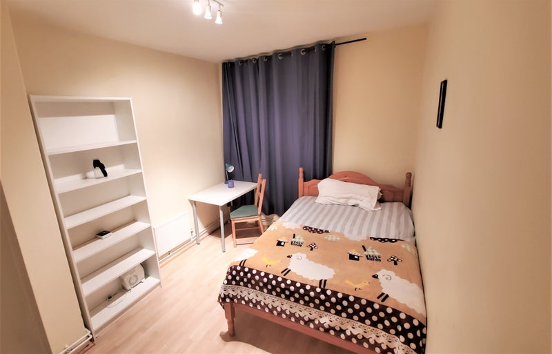 Room Greenham Close in Greater London