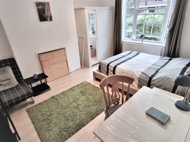 Room Greenham Close in Greater London