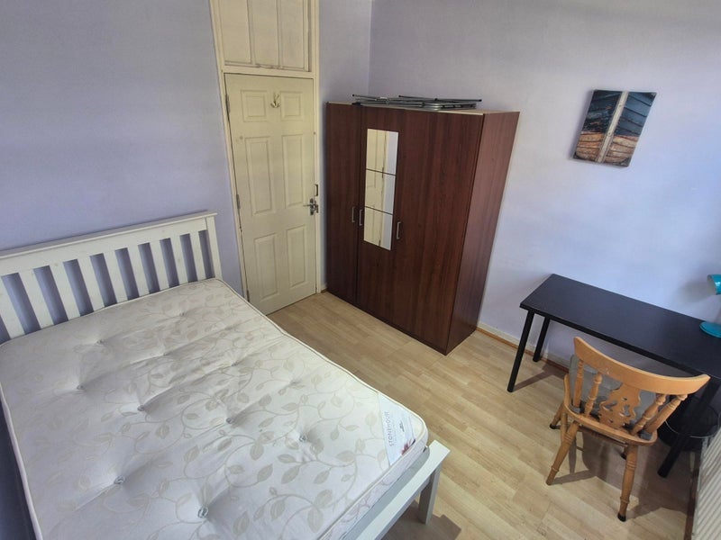 Room Greenham Close in Greater London