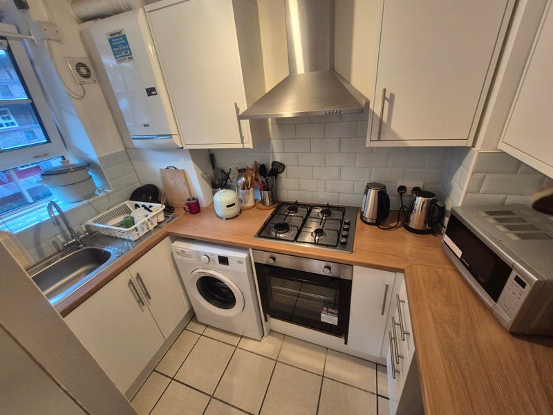 Room Greenham Close in Greater London