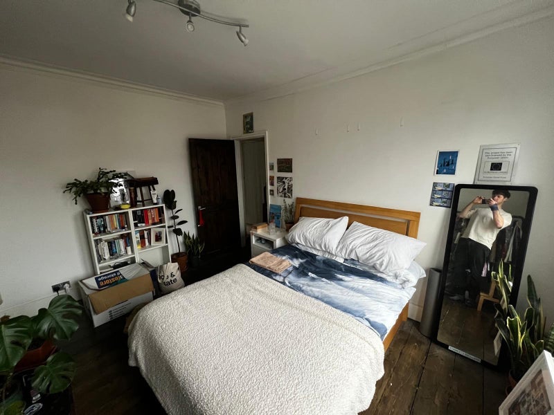 Room Fairbridge Road in Greater London