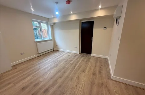 Flat Sutton Lane in Slough