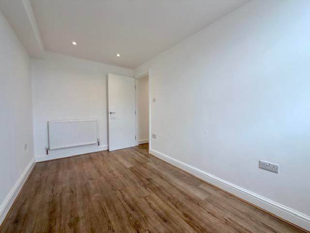 Flat Gambole Road in Greater London