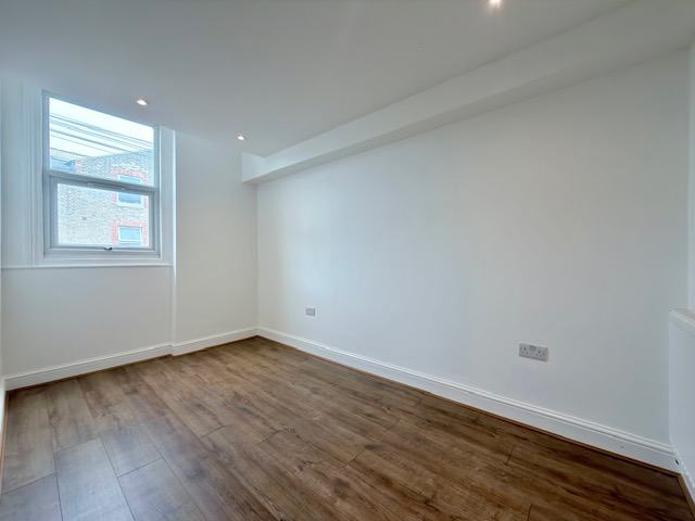 Flat Gambole Road in Greater London
