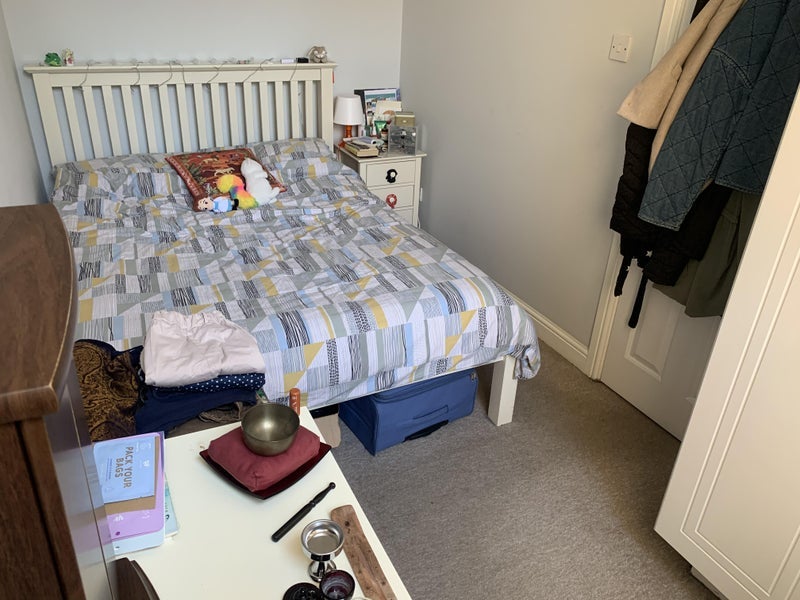 Room Crewdson Road in Greater London