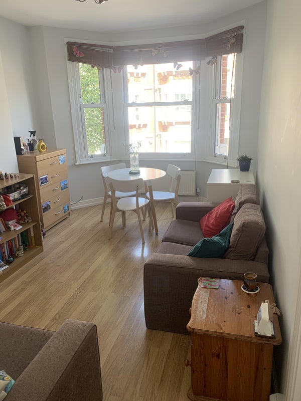 Room Crewdson Road in Greater London