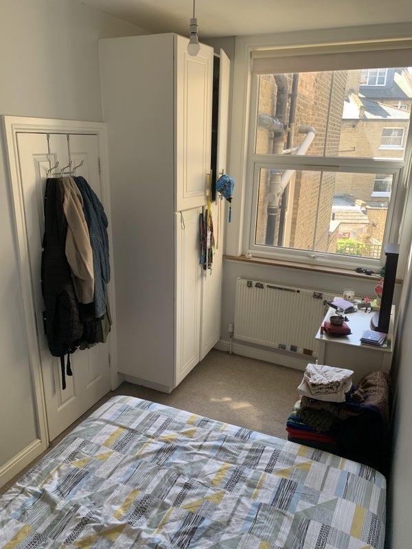 Room Crewdson Road in Greater London