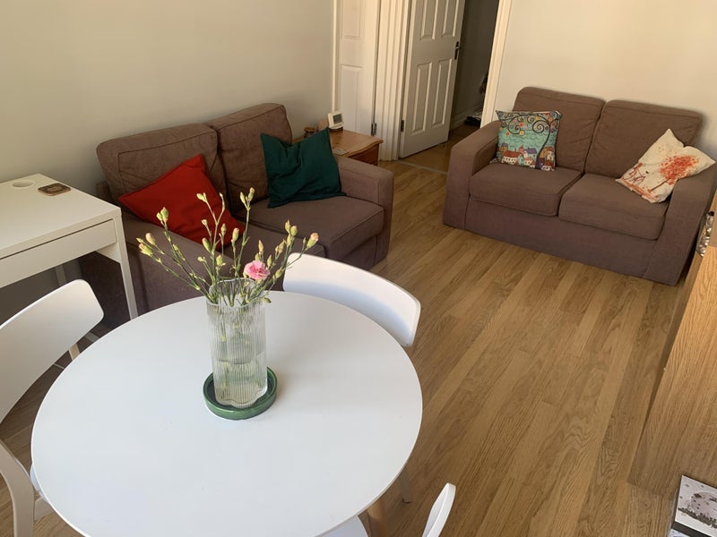 Room Crewdson Road in Greater London