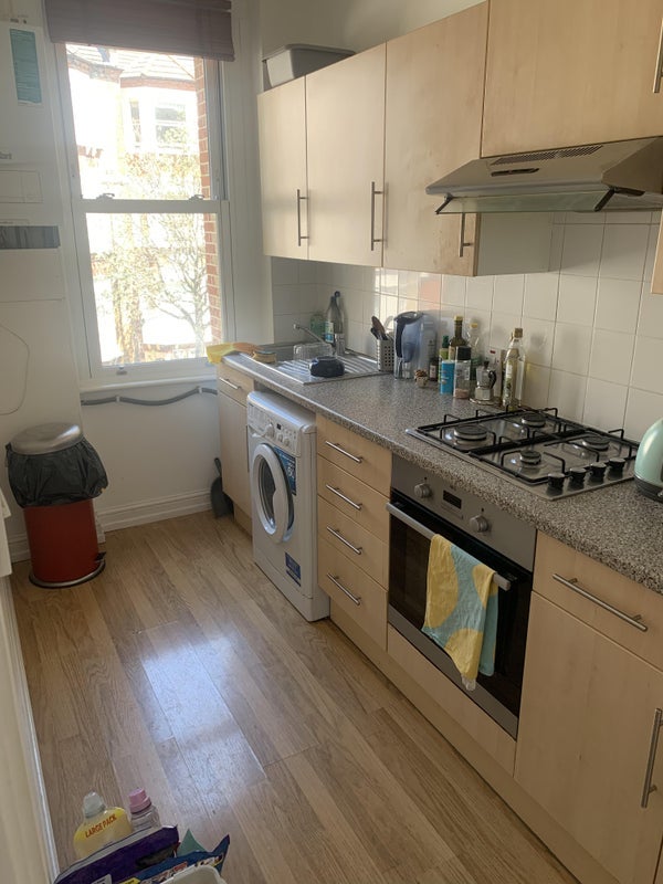 Room Crewdson Road in Greater London