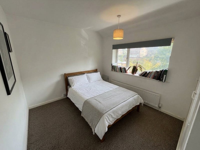 Room Latchmere View in Leeds