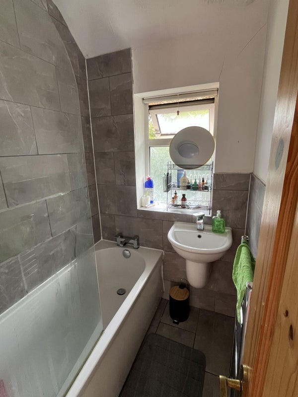 Room Latchmere View in Leeds