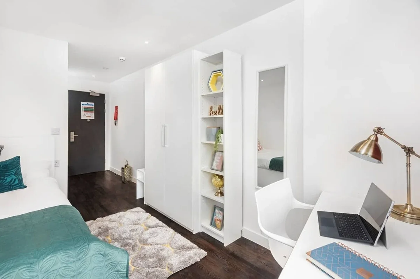 Flat Assam Street in Greater London