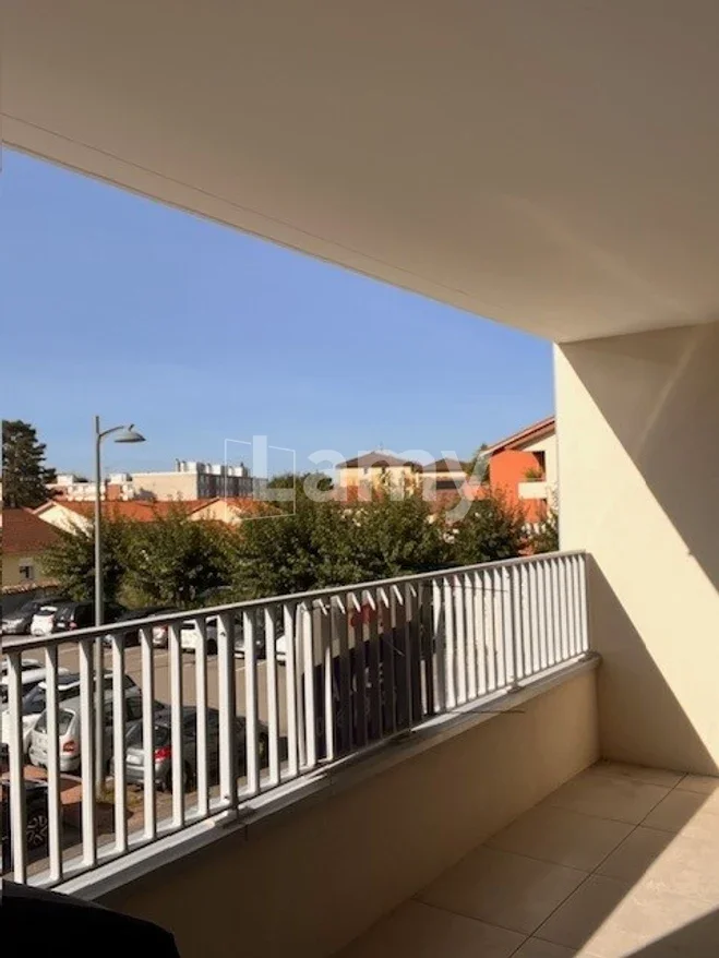 Flat Avenue de la Gare in Montluel