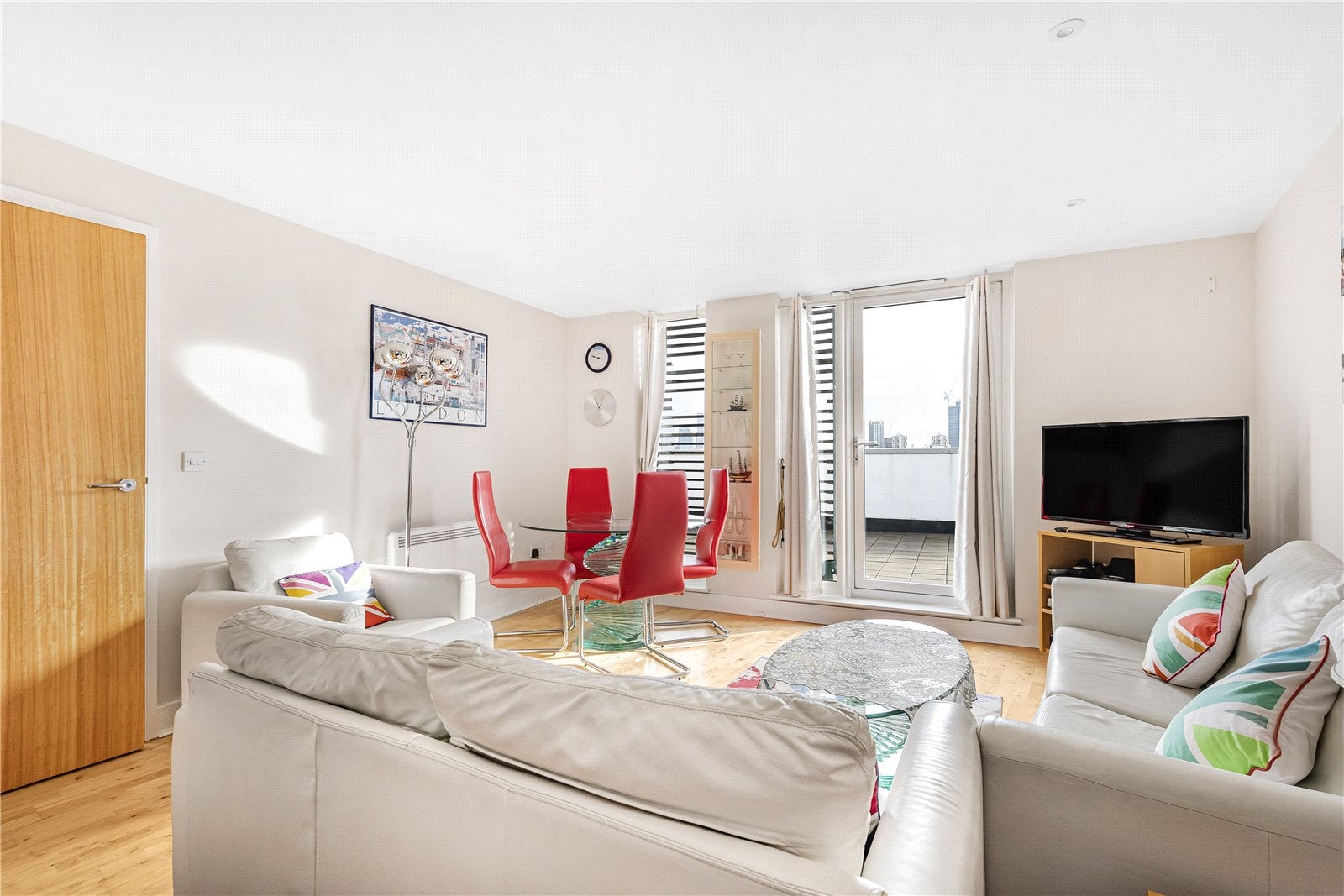 Flat Chambers Street in Greater London
