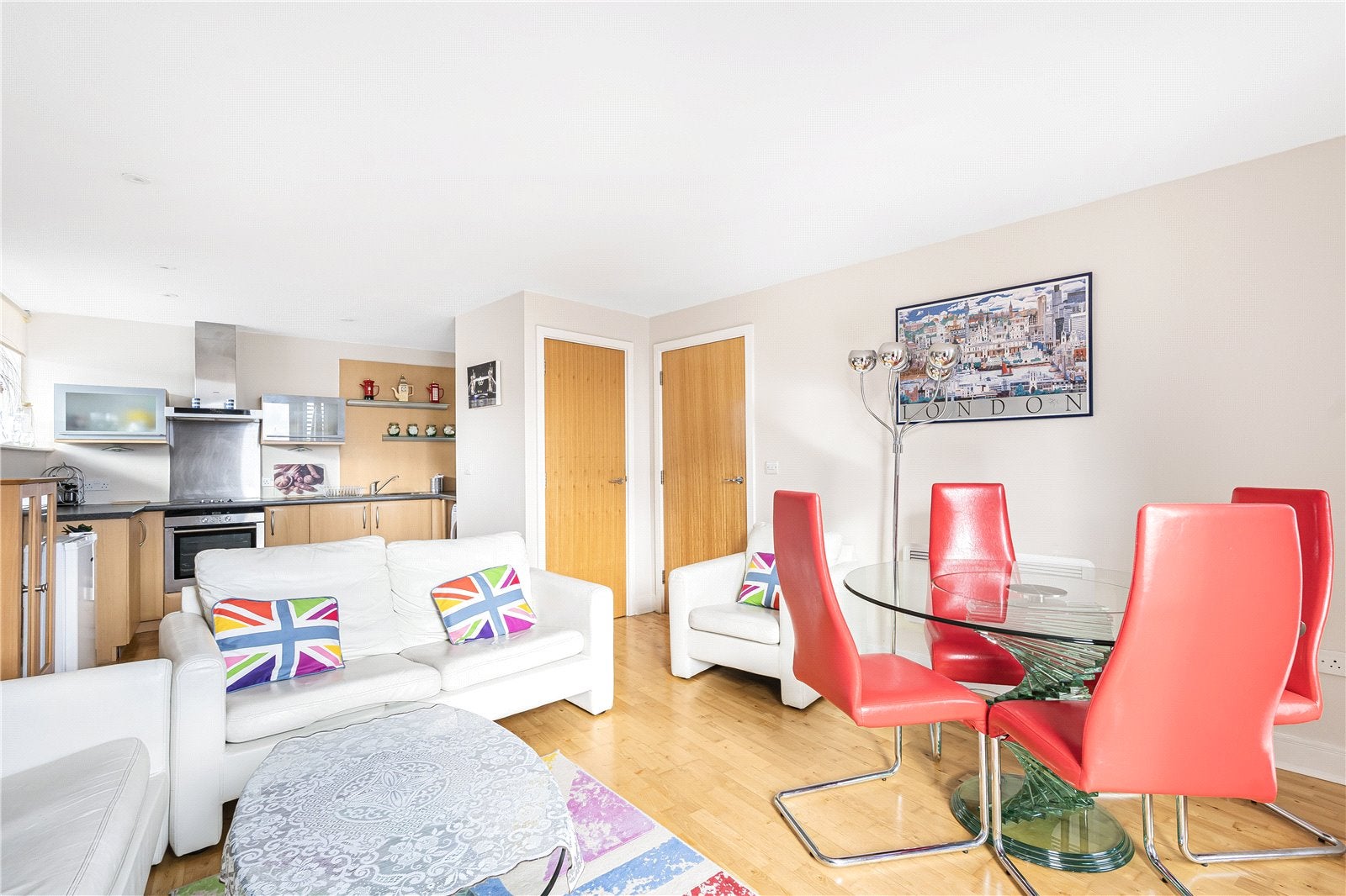 Flat Chambers Street in Greater London