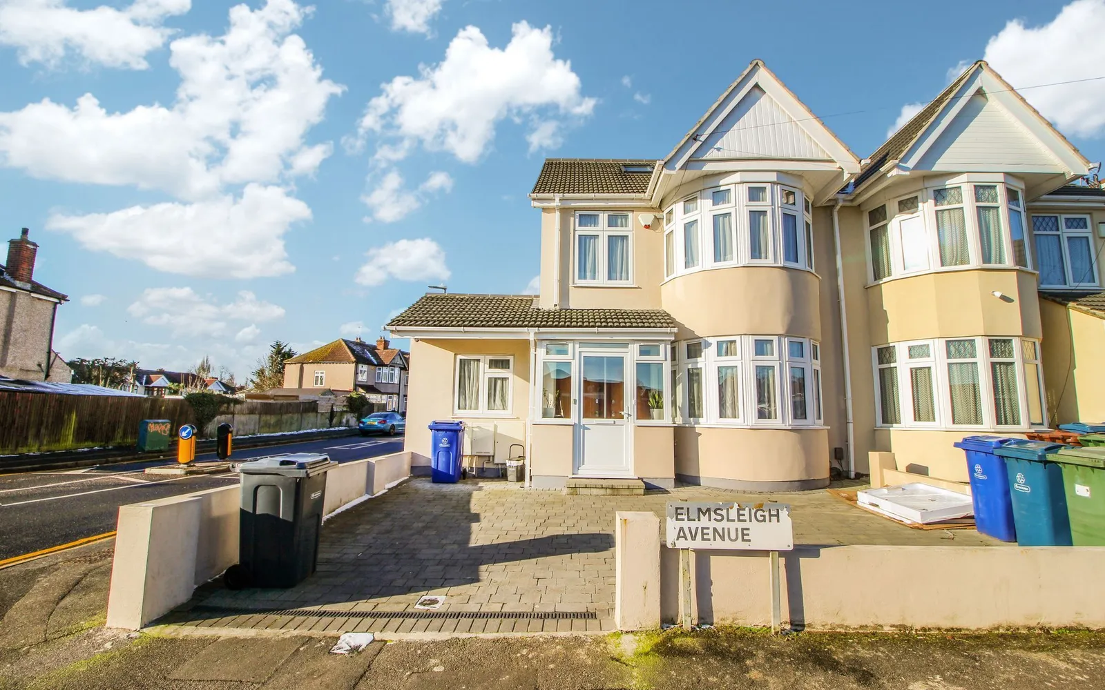 Flat Alicia Avenue in Greater London