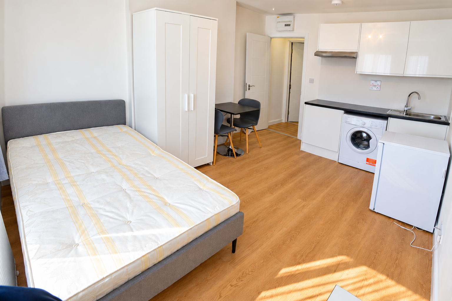 Flat Perryn Road in Greater London
