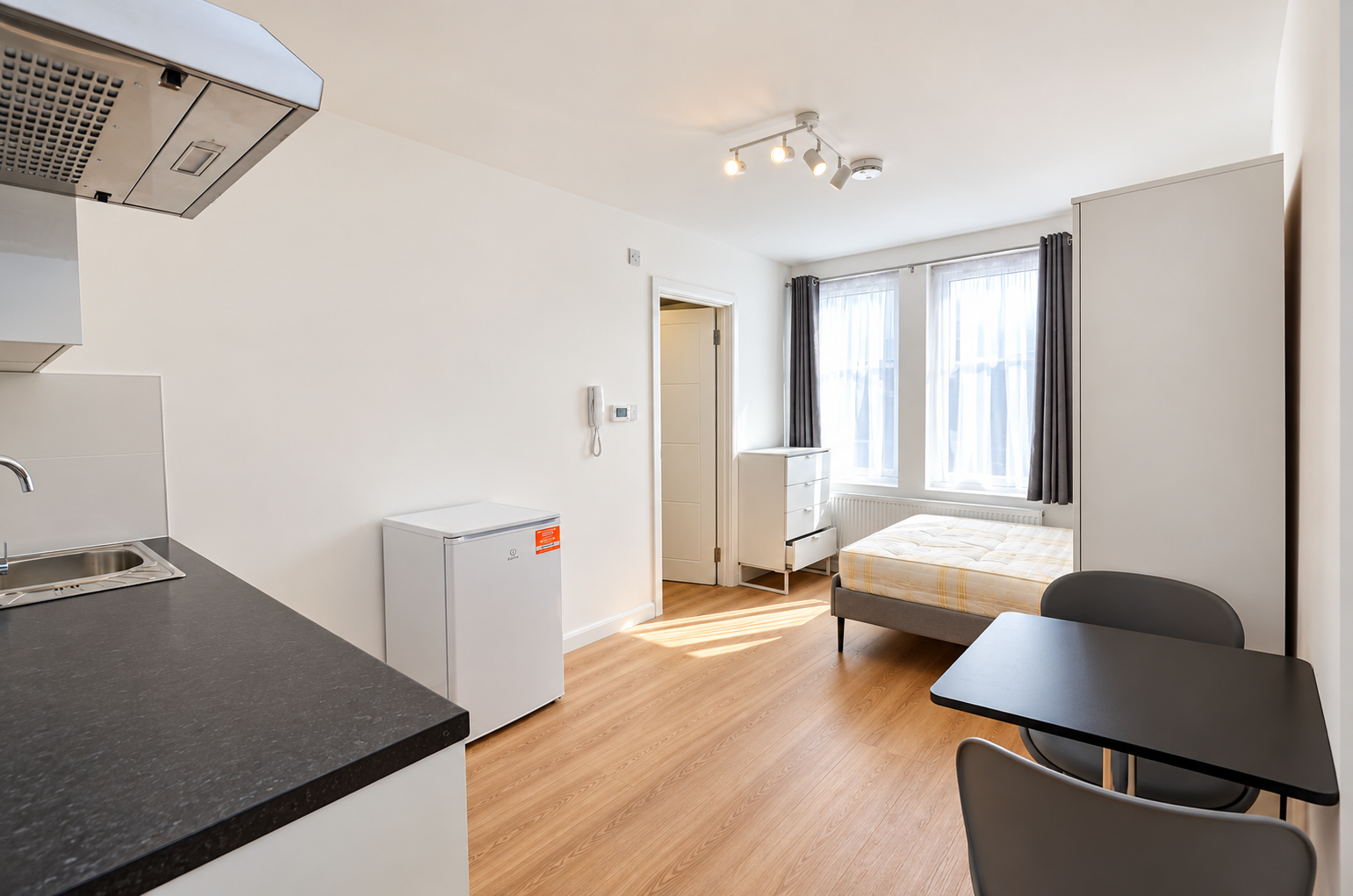Flat Perryn Road in Greater London
