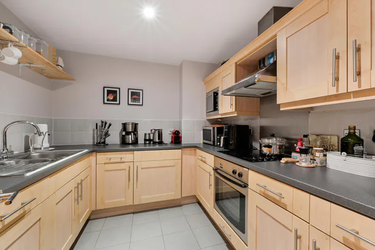 Flat Mansell Street in Greater London