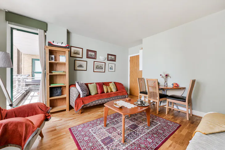 Flat Mansell Street in Greater London