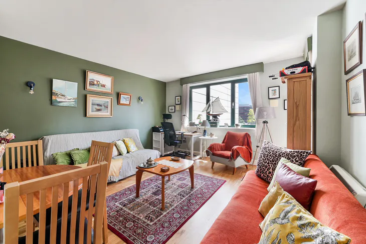Flat Mansell Street in Greater London