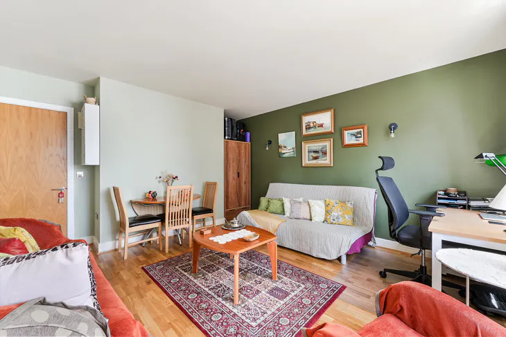 Flat Mansell Street in Greater London