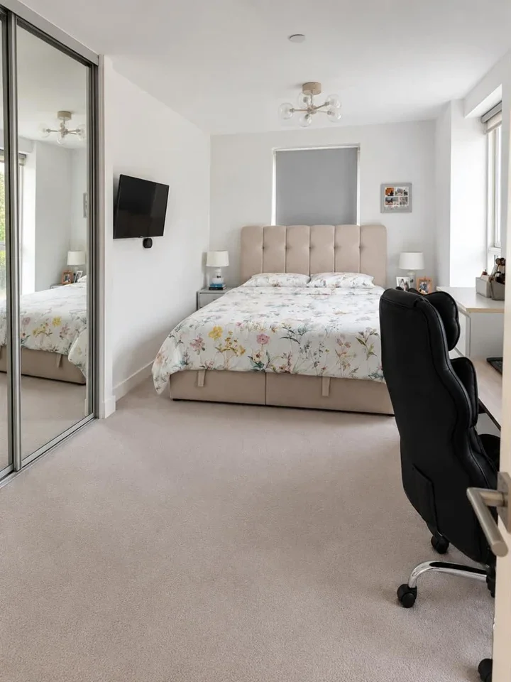Flat Trinity Way in Greater London