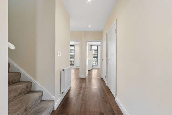 Flat Dod Street in Greater London