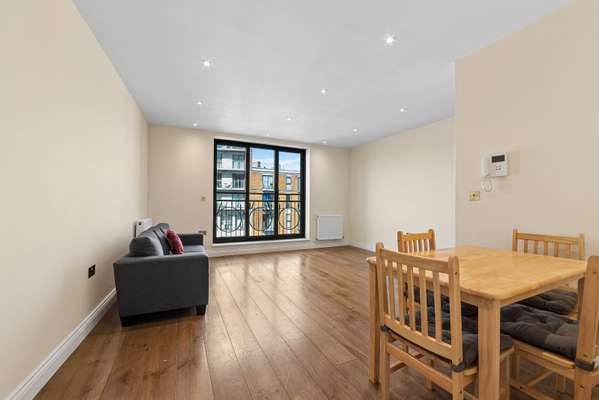 Flat Dod Street in Greater London