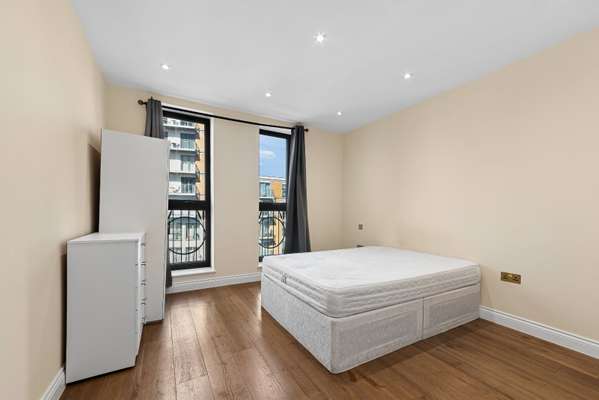 Flat Dod Street in Greater London