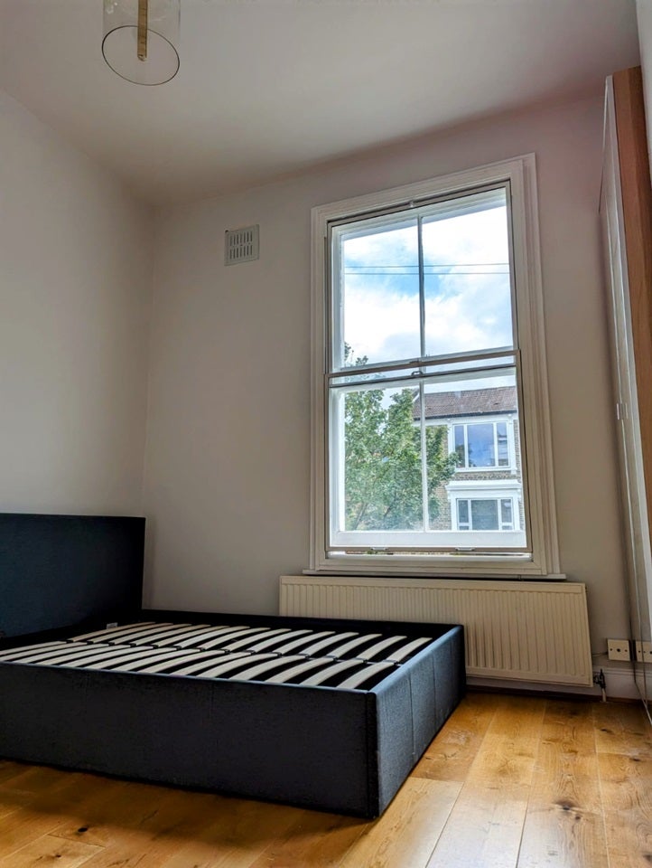 Flat Dunford Road in Greater London