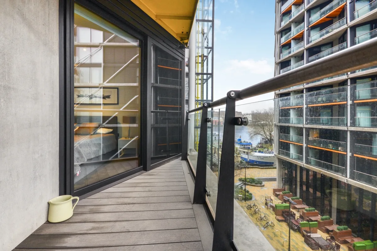 Flat Tideway Walk in Greater London