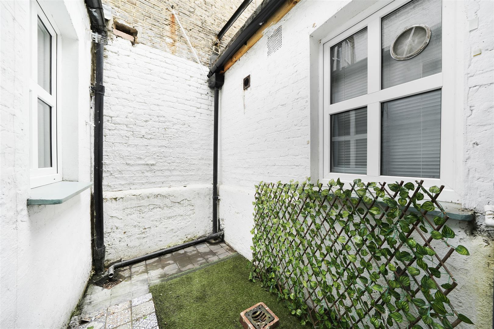 Flat Southwell Gardens in Greater London