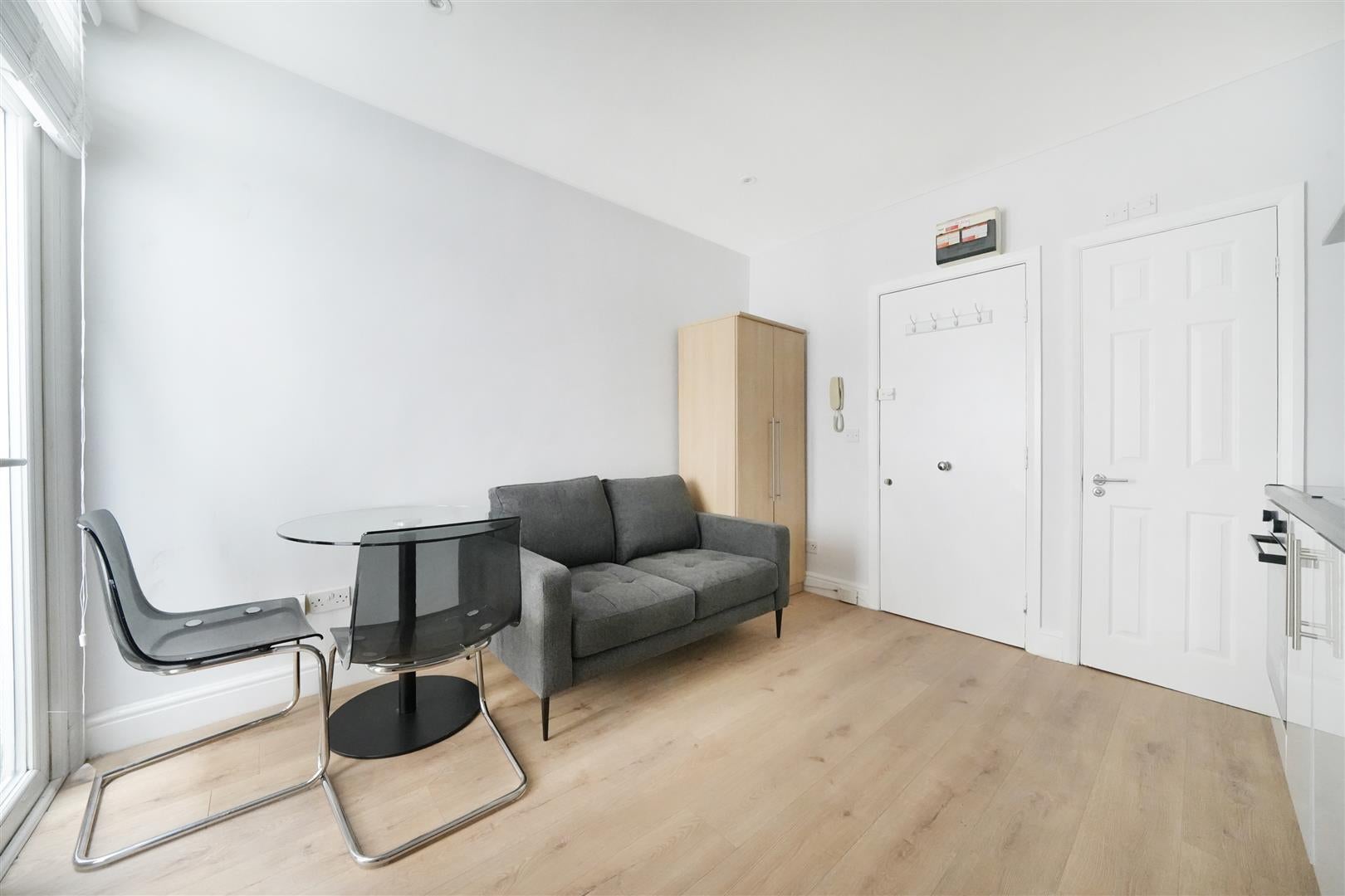 Flat Southwell Gardens in Greater London