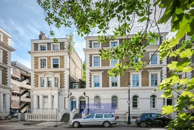 Flat Albert Square in Greater London