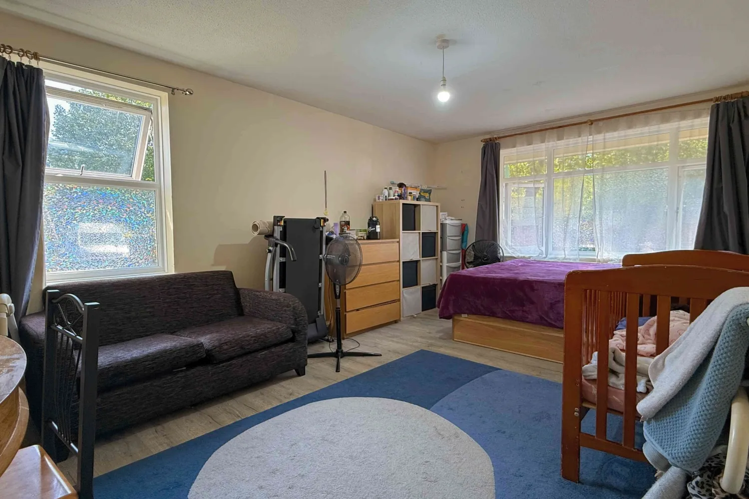 Flat Dingwall Road in Greater London