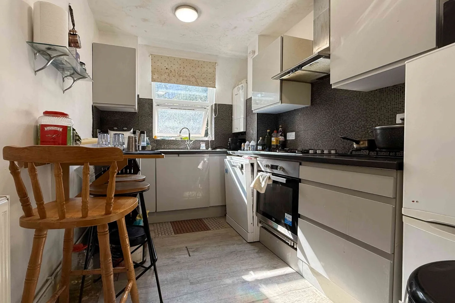 Flat Dingwall Road in Greater London