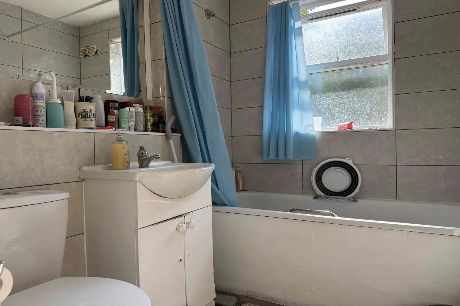 Flat Dingwall Road in Greater London