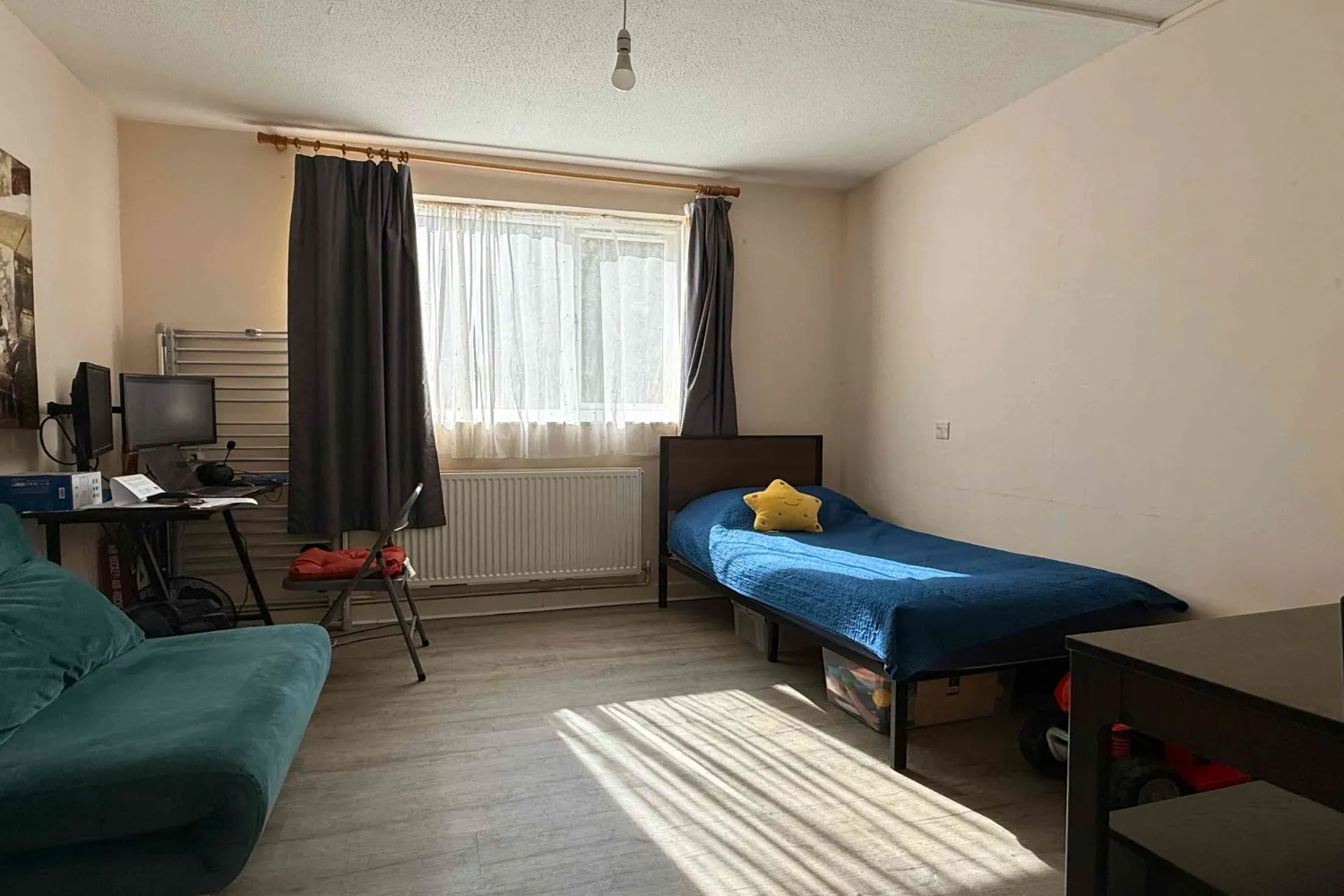 Flat Dingwall Road in Greater London