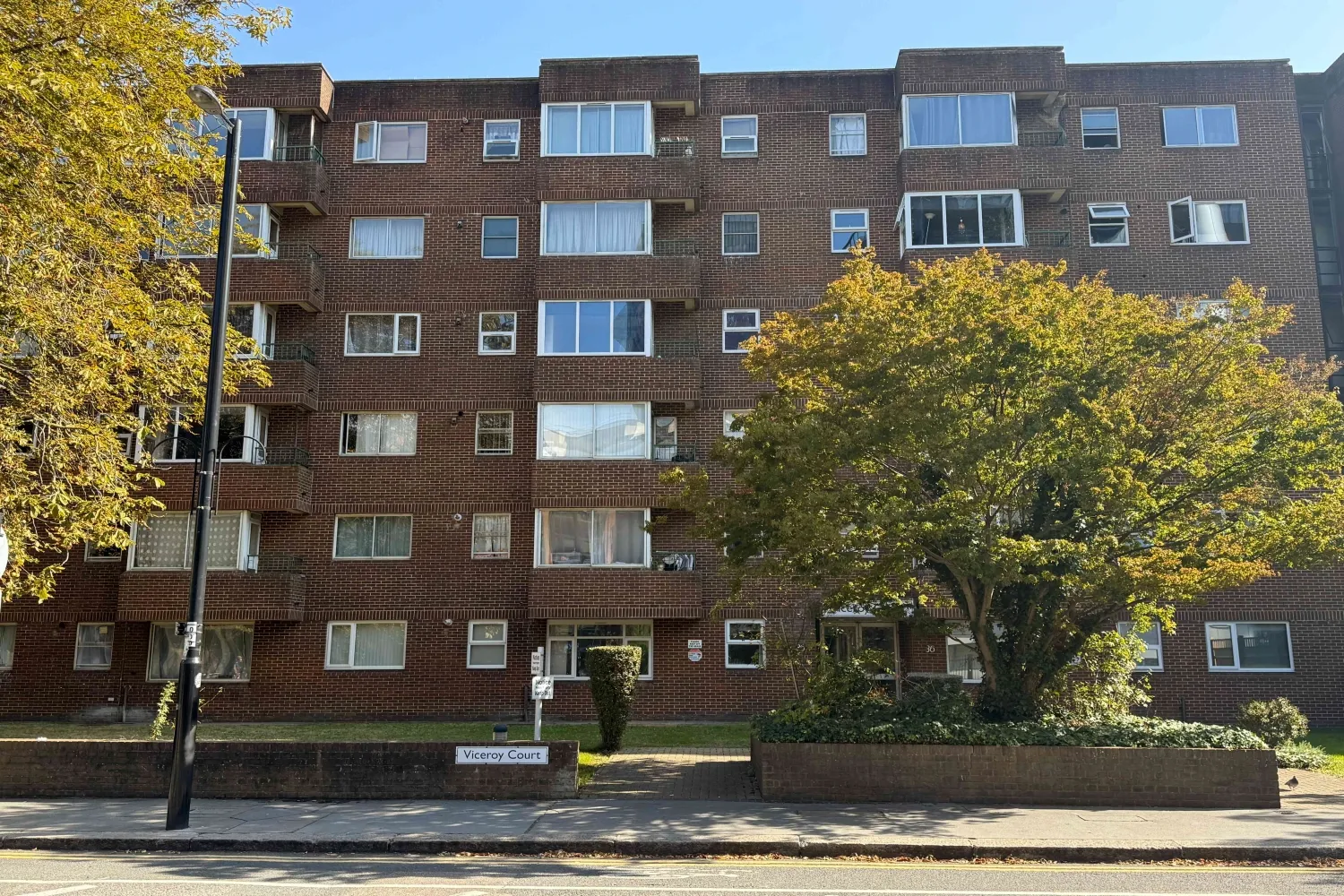 Flat Dingwall Road in Greater London