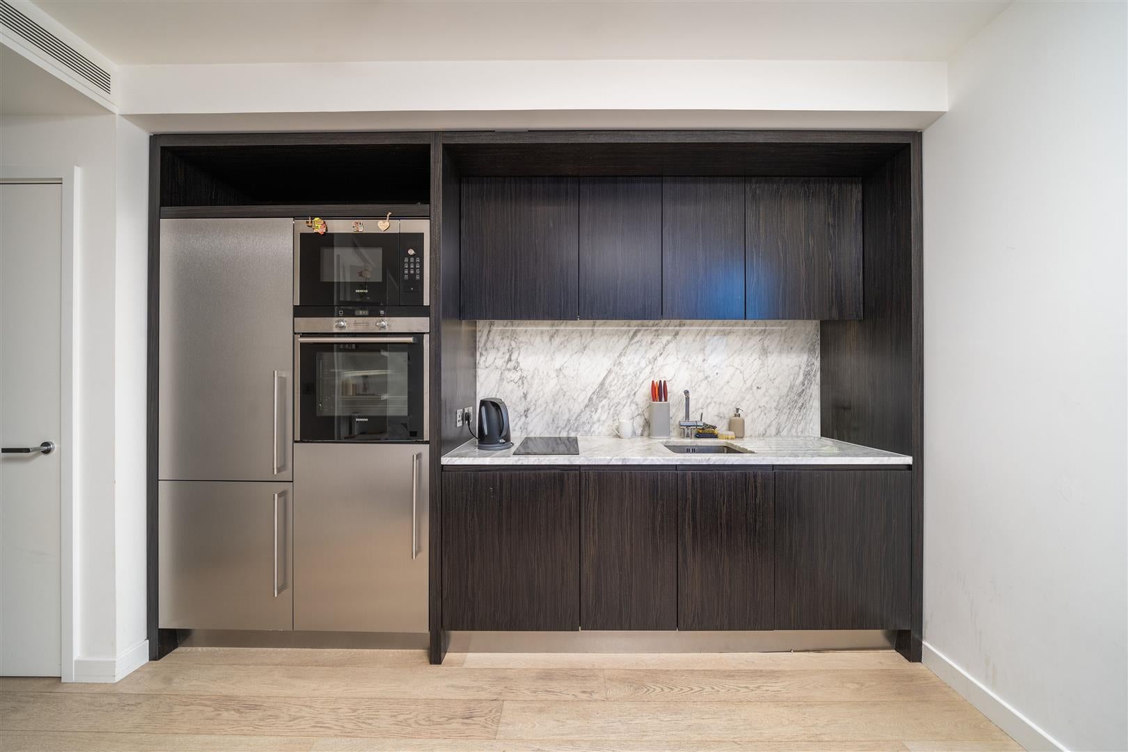 Flat Biscayne Avenue in Greater London