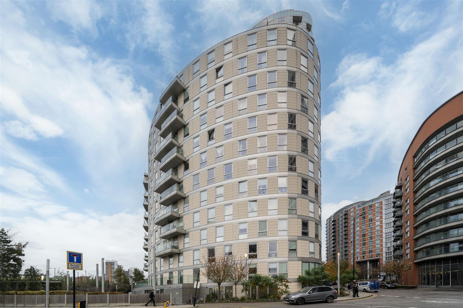 Flat Biscayne Avenue in Greater London