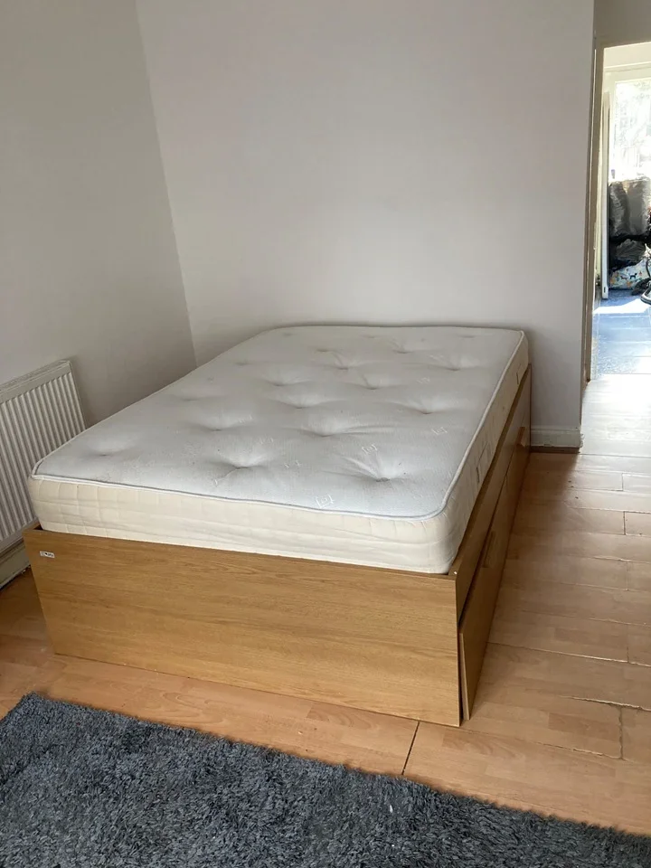 Room Ward Avenue in Grays
