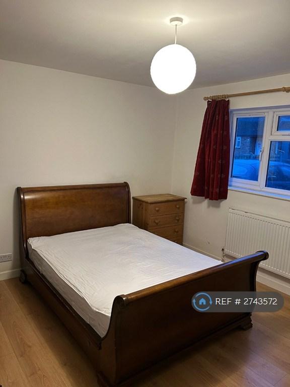 Room Ashwood Avenue in Greater London