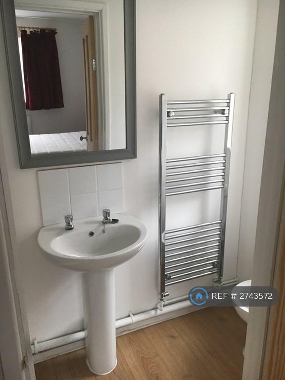 Room Ashwood Avenue in Greater London