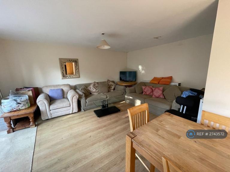 Room Ashwood Avenue in Greater London