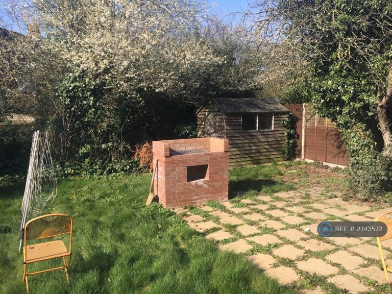 Room Ashwood Avenue in Greater London