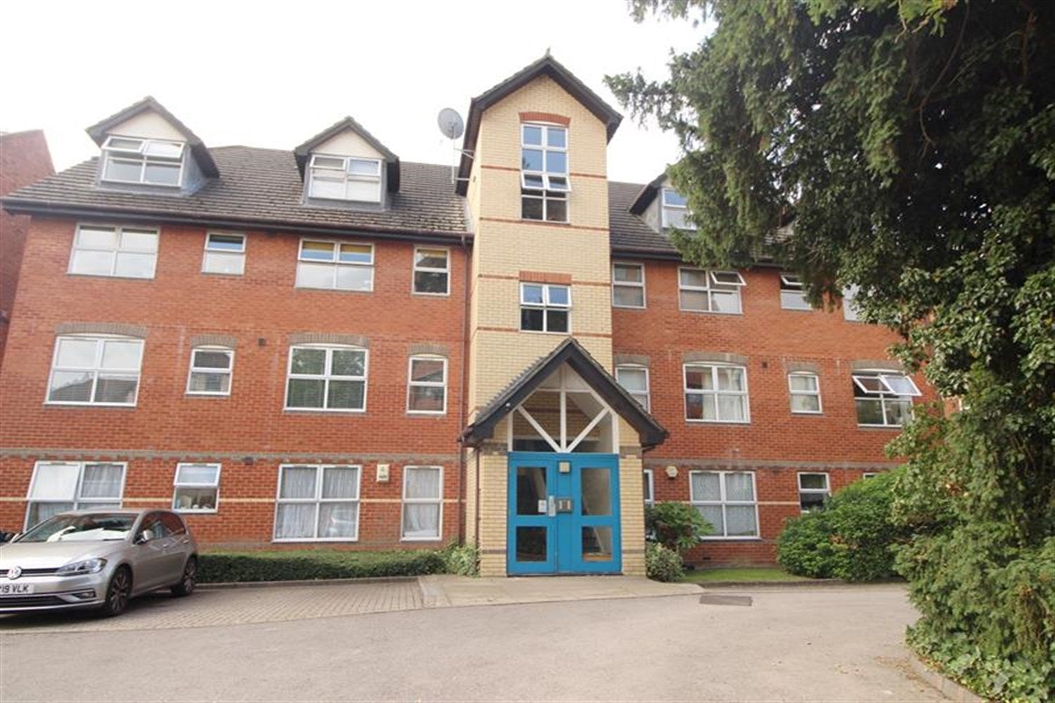 Flat Muirfield Close in Reading